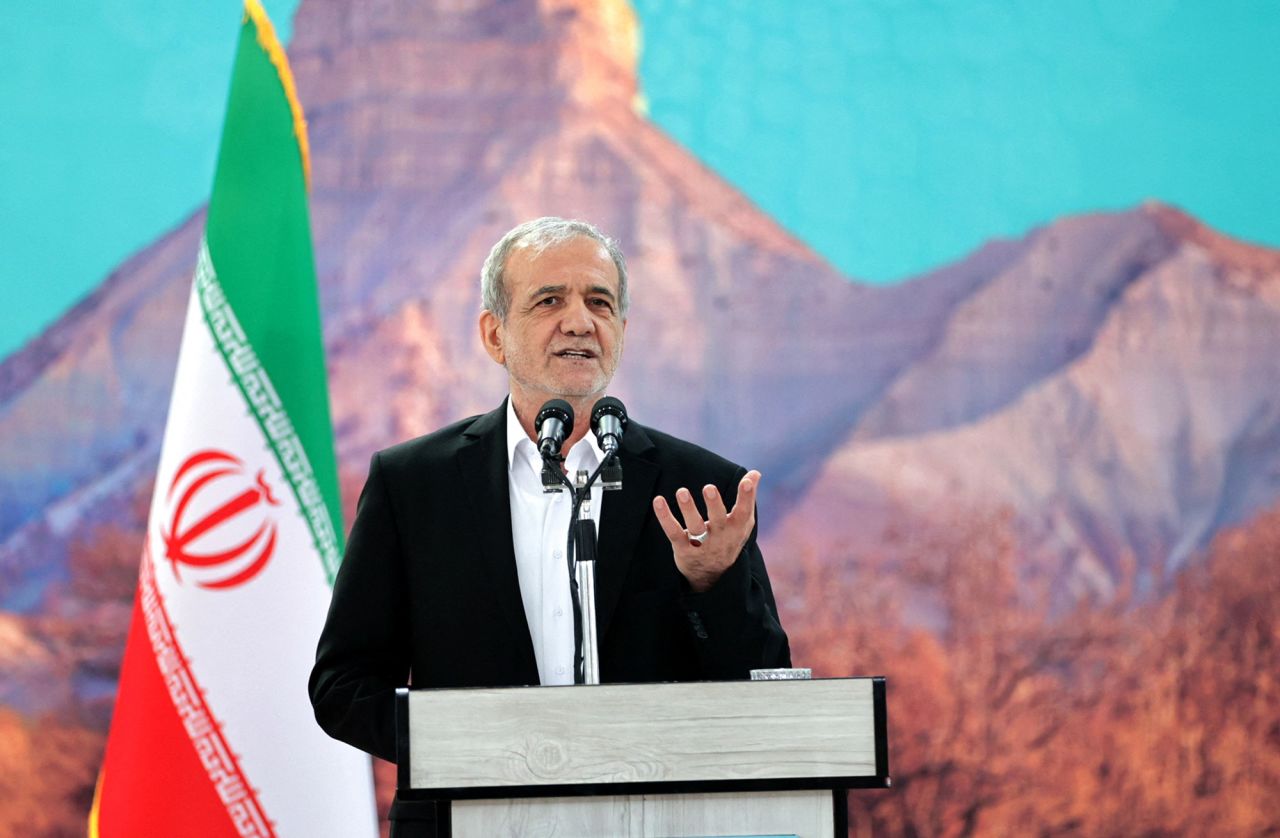 مسعود پزشکیان, رئیس‌جمهور ایران, در یک جلسه در ایلام, ایران, در 12 ژوئن صحبت می‌کند.