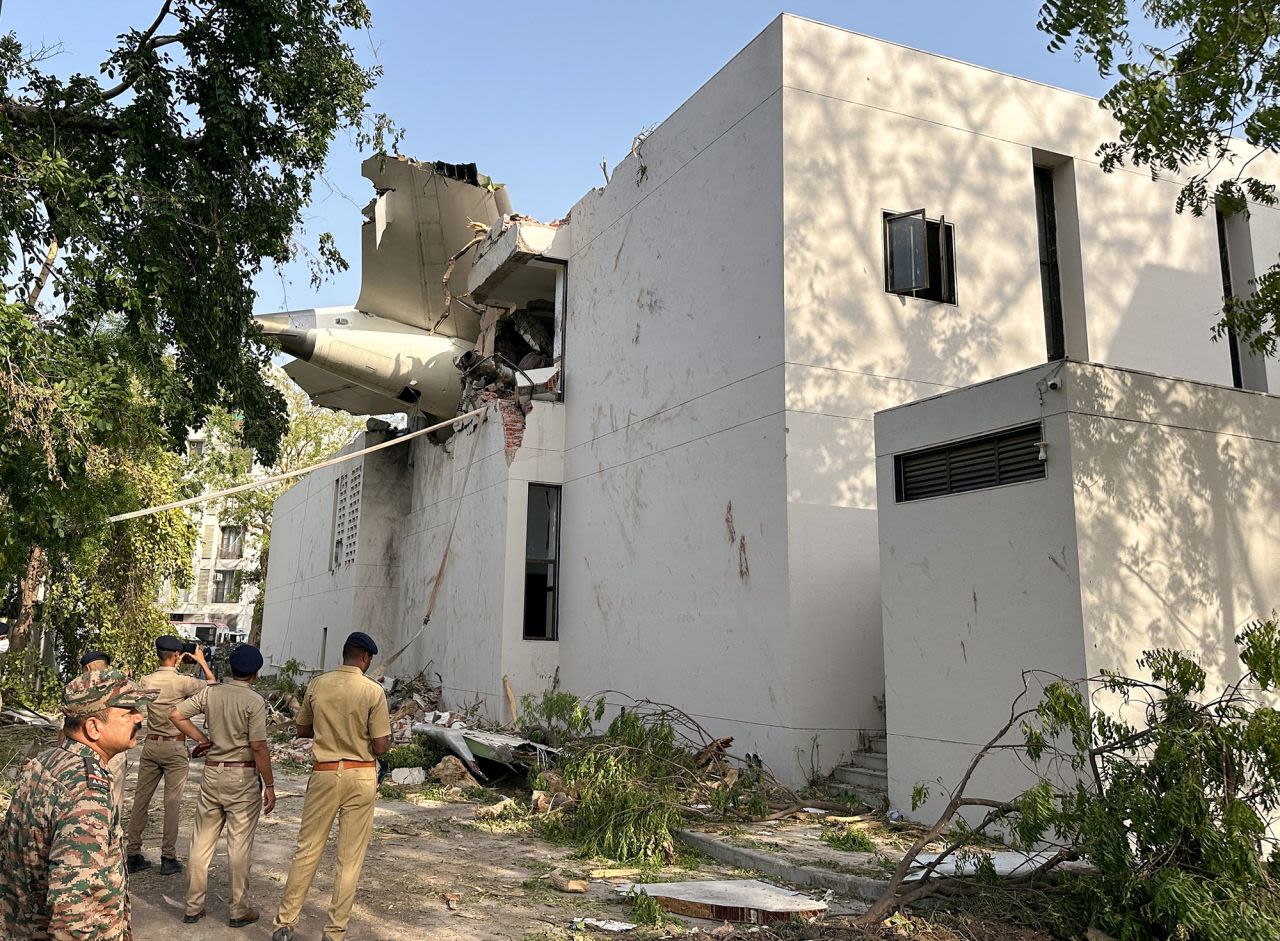 La cola del avión Boeing 787 Dreamliner de Air India que se estrelló este jueves se ve atrapada en un edificio después del accidente en Ahmedabad, India.