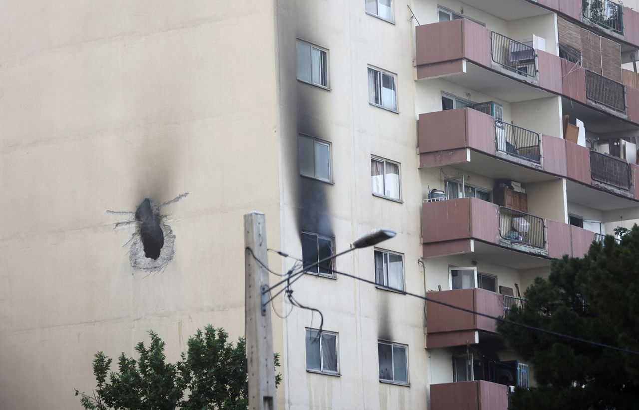 İran'ın başkenti Tahran'da, İsrail'in cuma günü gerçekleştirdiği saldırılar sonucu hasar gören bir bina bulunuyor.