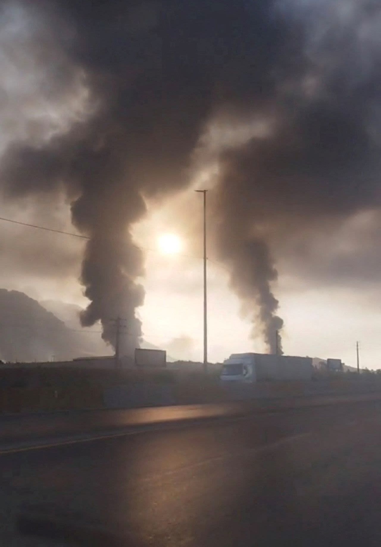 Se eleva el humo tras los ataques israelíes en Kermanshah, Irán, el viernes.