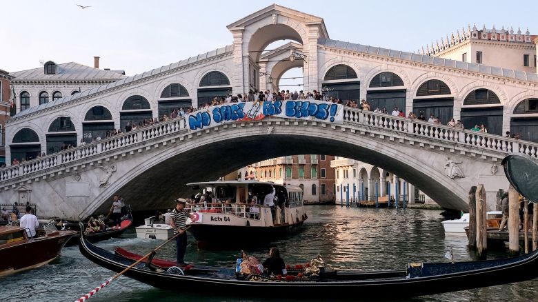 Protesters display a banner reading "No Space for Bezos!" on the Rialto Bridge during a protest against Amazon founder Jeff Bezos' upcoming wedding to Lauren Sanchez being held in Venice, Italy, June 13, 2025. REUTERS/Manuel Silvestri     TPX IMAGES OF THE DAY     