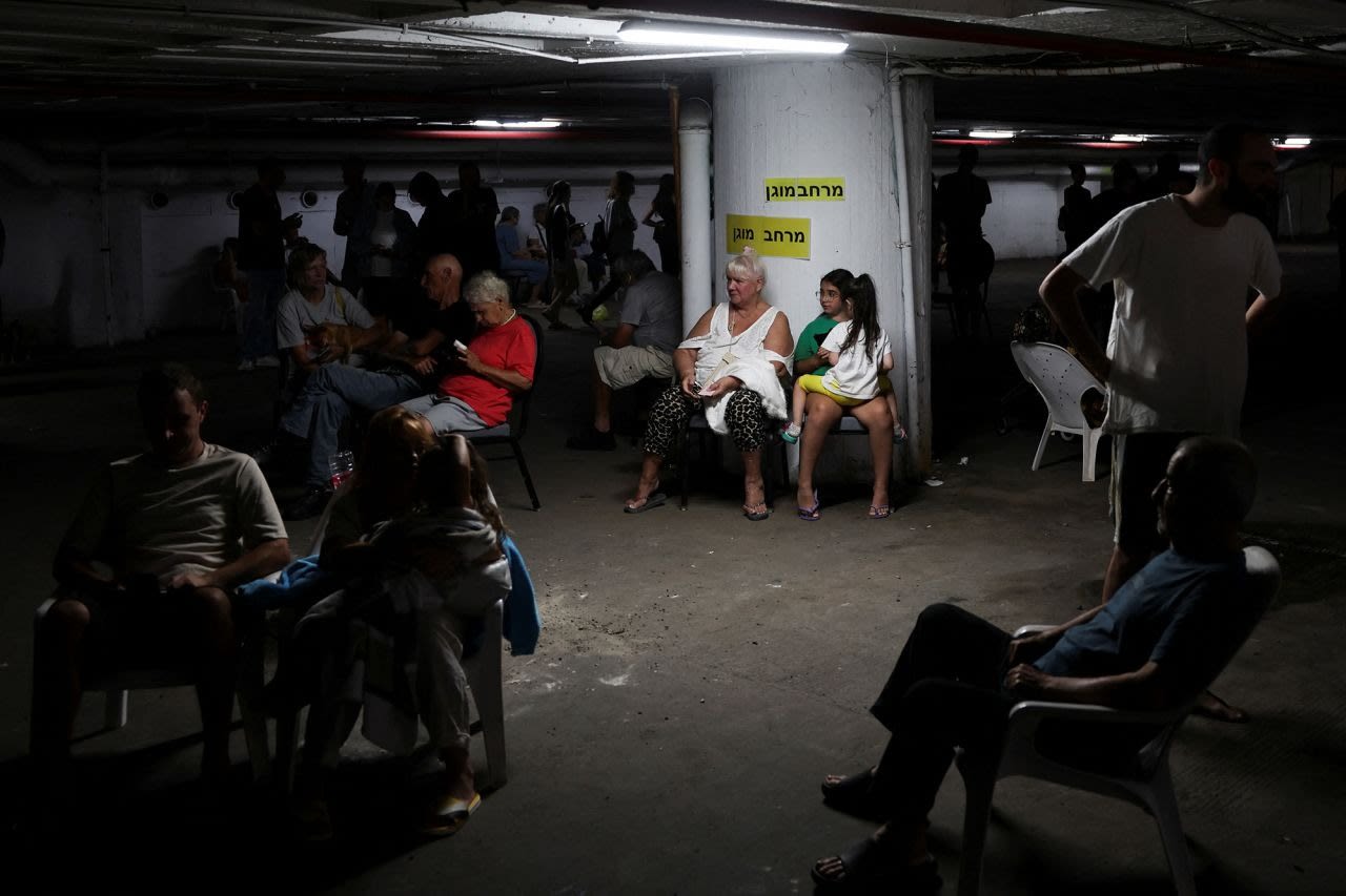 La gente se refugia en Tel Aviv, Israel, este martes.