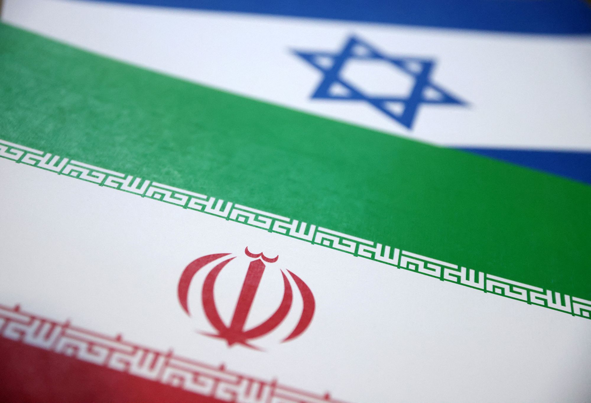پرچم‌های اسرائیل و ایران در این تصویرسازی که در ۱۸ ژوئن ۲۰۲۵ گرفته شده، دیده می‌شوند. رویترز/دادو روویک/تصویرسازی