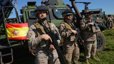 Soldados españoles, en un entrenamiento con fuerzas de varios miembros de la OTAN el 28 de marzo en Barbate, España.