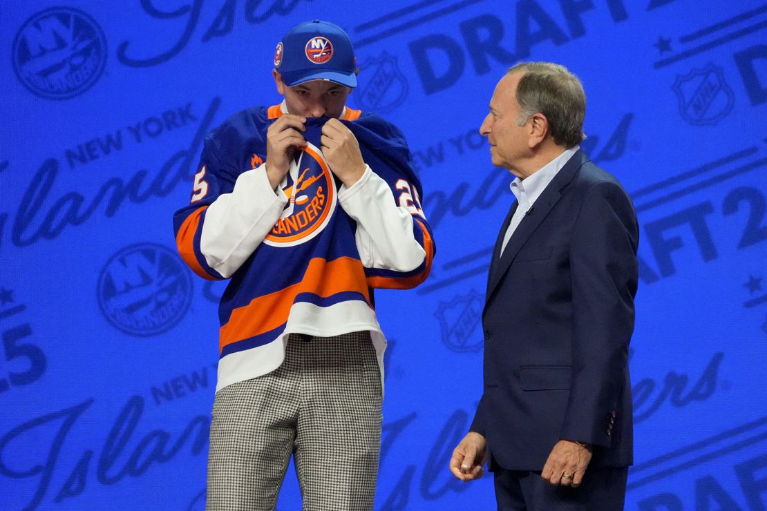 Schaeferis, kuris buvo išrinktas pirmaisiais Niujorko salų gyventojų visapusiškais rinkimais pirmajame NHL 2025 projekto „Paun“ teatre ture, praėjusiais metais jo asmeniniame gyvenime susidūrė su daugybe mirčių.