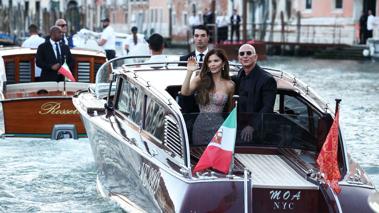 Watch: CNN's Melissa Bell reports alongside the newlyweds' boat enroute to  the Arsenale.