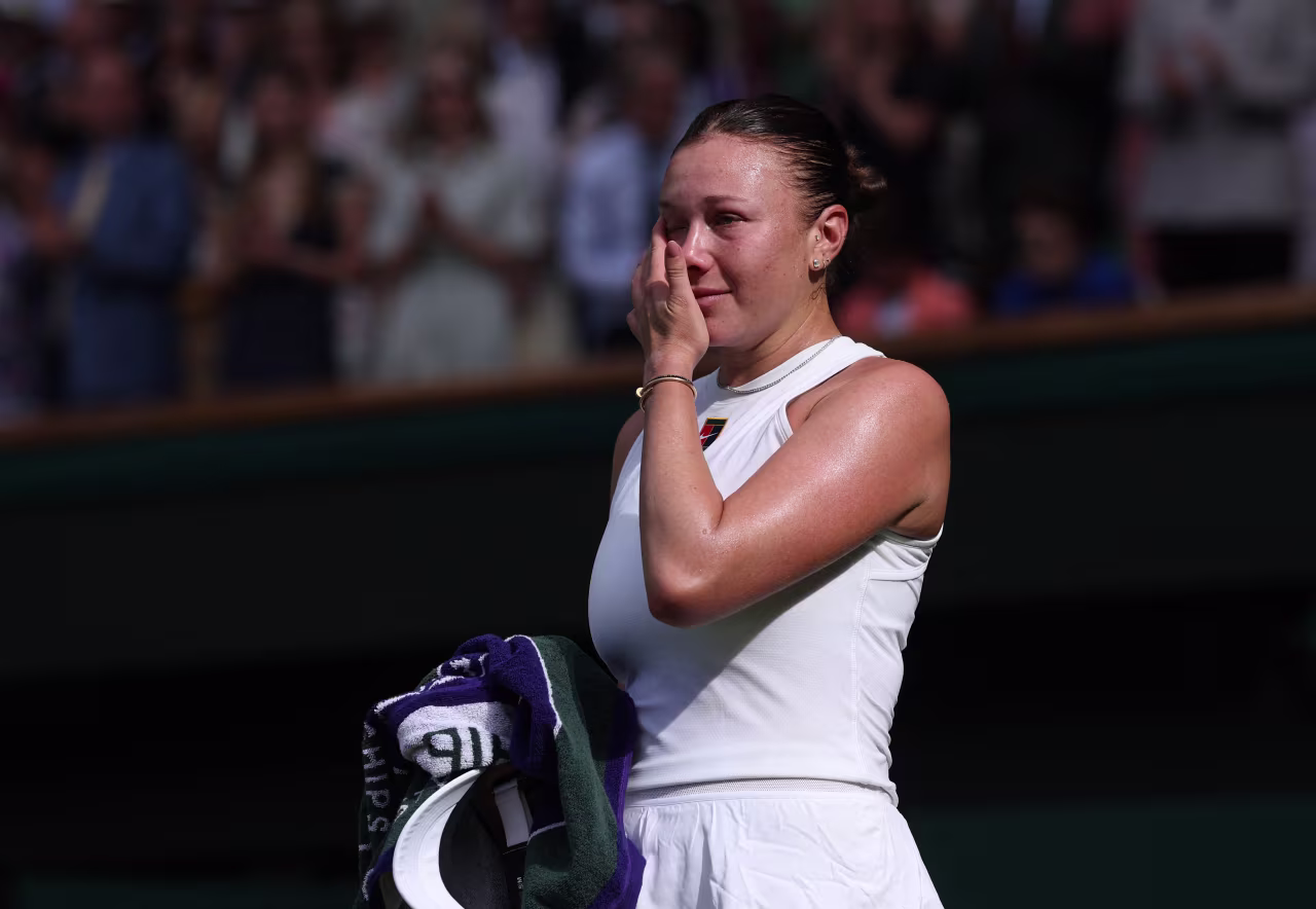 Amanda Anisimova reacts after her loss.