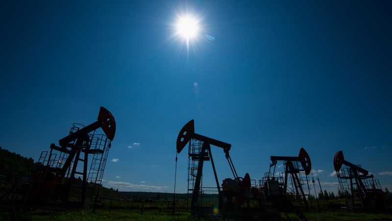 OPEC+ вероятно ще повиши производството на масло от октомври, казват източници 