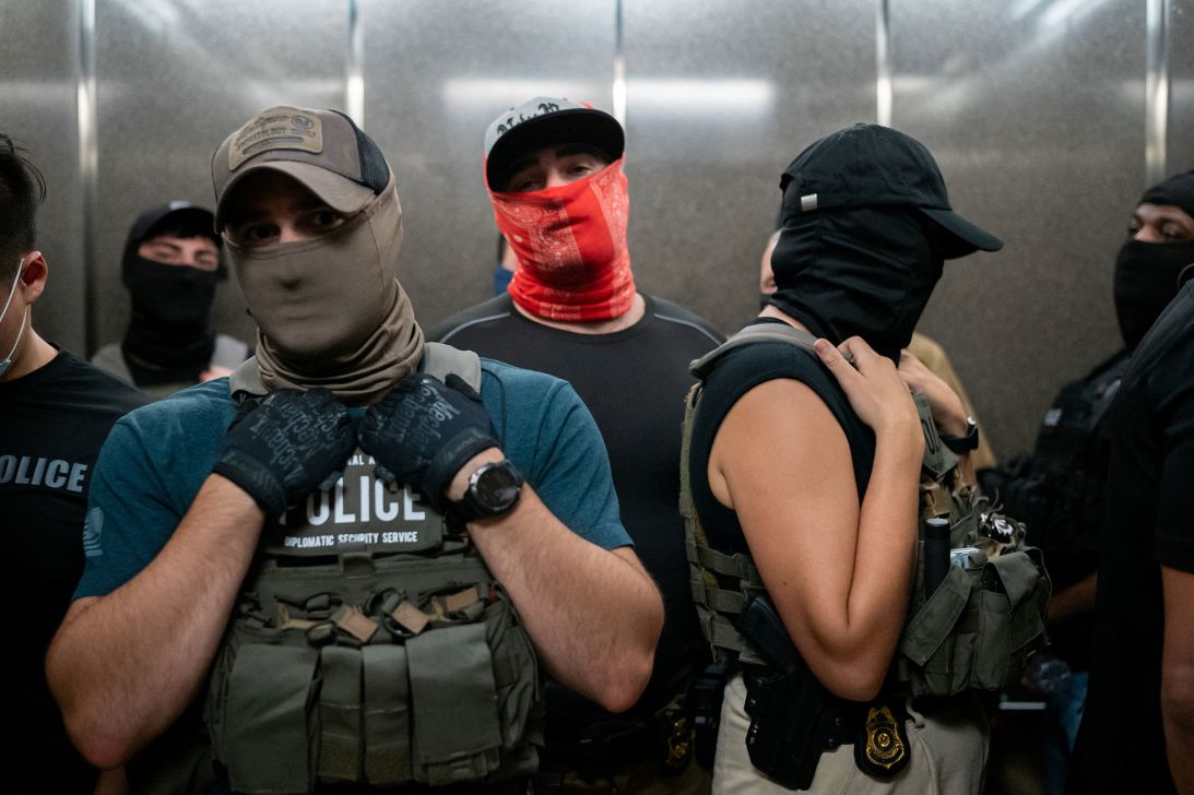 Agentes federais de imigração pegam o elevador em um tribunal de imigração dos EUA em Nova York em 17 de julho.