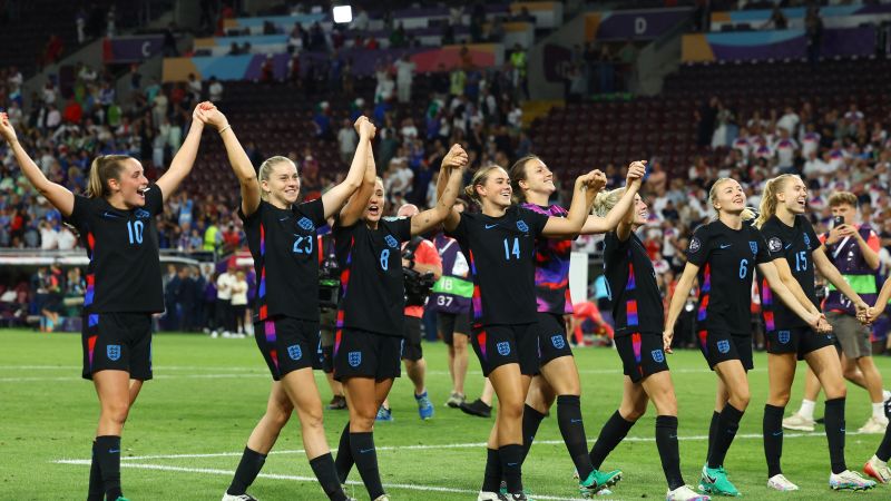 Вижте всички теми Връзка копирана Следвайте Англия направи закъснялите връщания