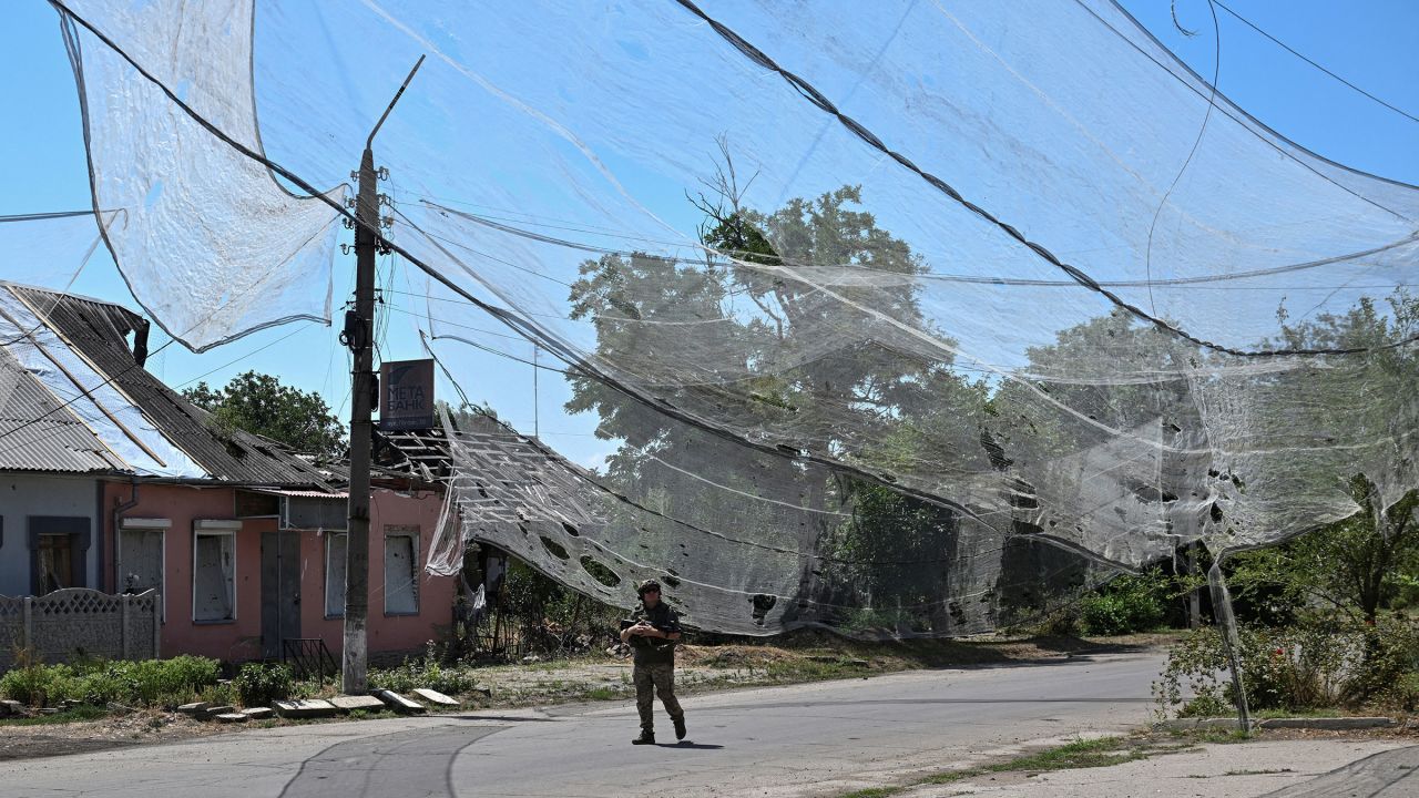 A Ukrainian service member walks on a street protected with anti-drone nets, amid Russia's attack on Ukraine, in the frontline town Orikhiv in Zaporizhzhia region, Ukraine July 23, 2025. REUTERS/Stringer TPX IMAGES OF THE DAY