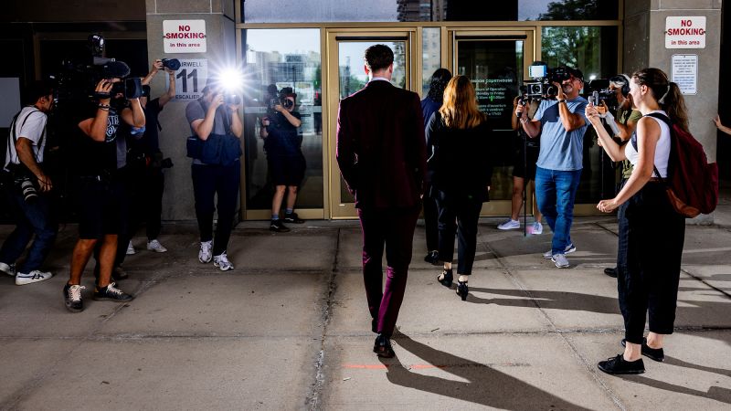 Вижте всички теми Връзка копирана Следвайте Петима хокеисти Майкъл