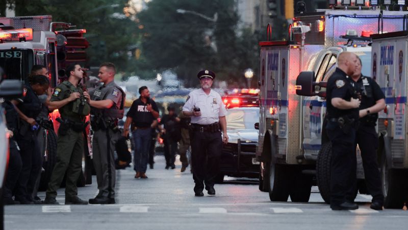 Live updates: Suspect and NYPD officer dead after shooting in midtown Manhattan, source says | CNN