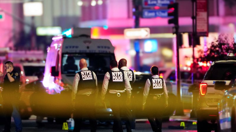 вижте всички теми Връзка копирана Следвайте Разследващите се пребиват чрез