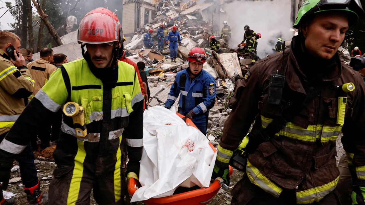 Rescuers carry a body at the site of an apartment building hit during Russian missile and drone strikes, amid Russia's attack on Ukraine, in Kyiv, Ukraine July 31, 2025. REUTERS/Thomas Peter     TPX IMAGES OF THE DAY     