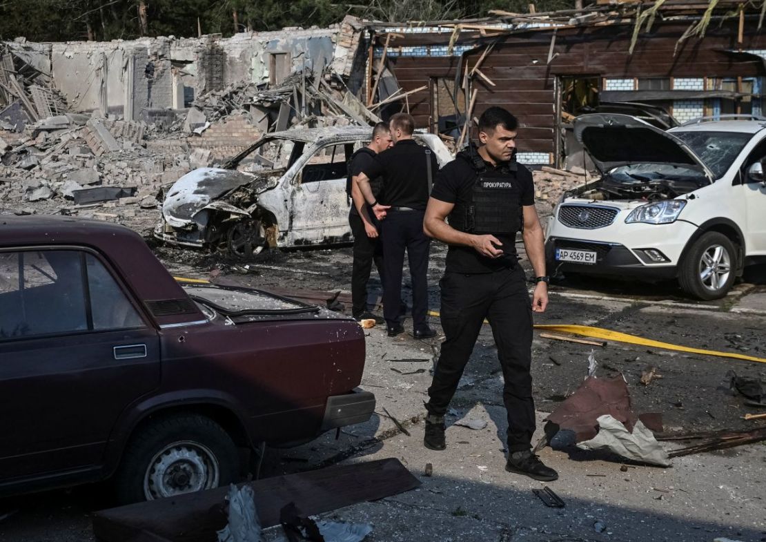 Fiscales trabajan en el lugar de un ataque ruso en Zaporiyia, Ucrania, el 6 de agosto de 2025. Al menos dos personas murieron y 12 más resultaron heridas en el ataque, según el presidente Ucrania, Volodymyr Zelensky.