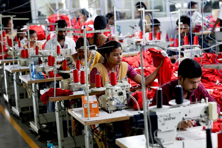 Las personas trabajan en una fábrica de ropa en Thirupur, estado sur de Tamil Nadu, India, el 23 de abril de 2025.