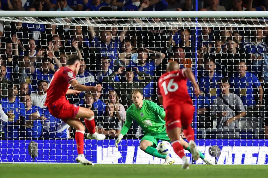George Hirst equalized for Ipswich Town from the penalty spot.