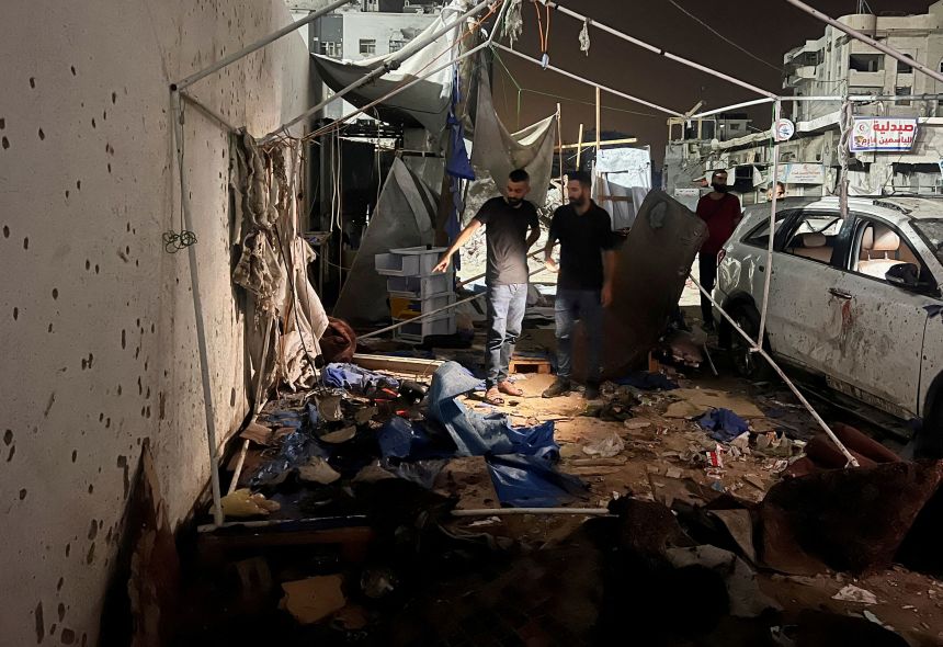 Filistinliler, Al Jazeera'nın gazetecileri Anas Al Sharif, Muhammed Qreiqeh ve üç foto muhabirinin öldürüldüğünü bildirdiği İsrail saldırısının gerçekleştiği yeri inceliyor, 11 Ağustos 2025.
