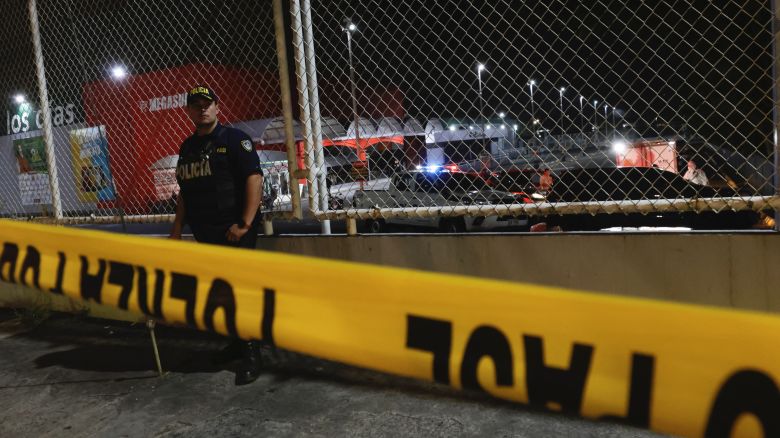Detectives de la policía trabajan en una escena del crimen en el estacionamiento de un supermercado en San José, Costa Rica, el 26 de abril de 2023.
