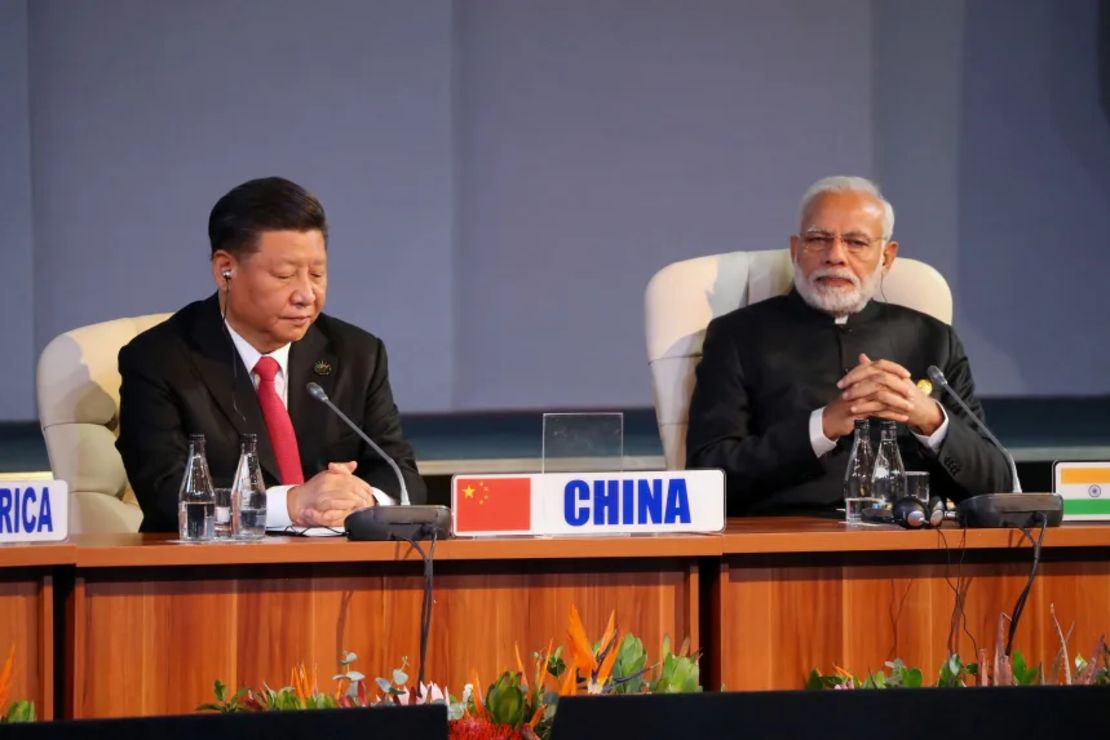 El primer ministro de India, Narendra Modi, y el presidente de China, Xi Jinping, asisten a la cumbre BRICS en Johannesburgo, Sudáfrica, el 27 de julio de 2018.