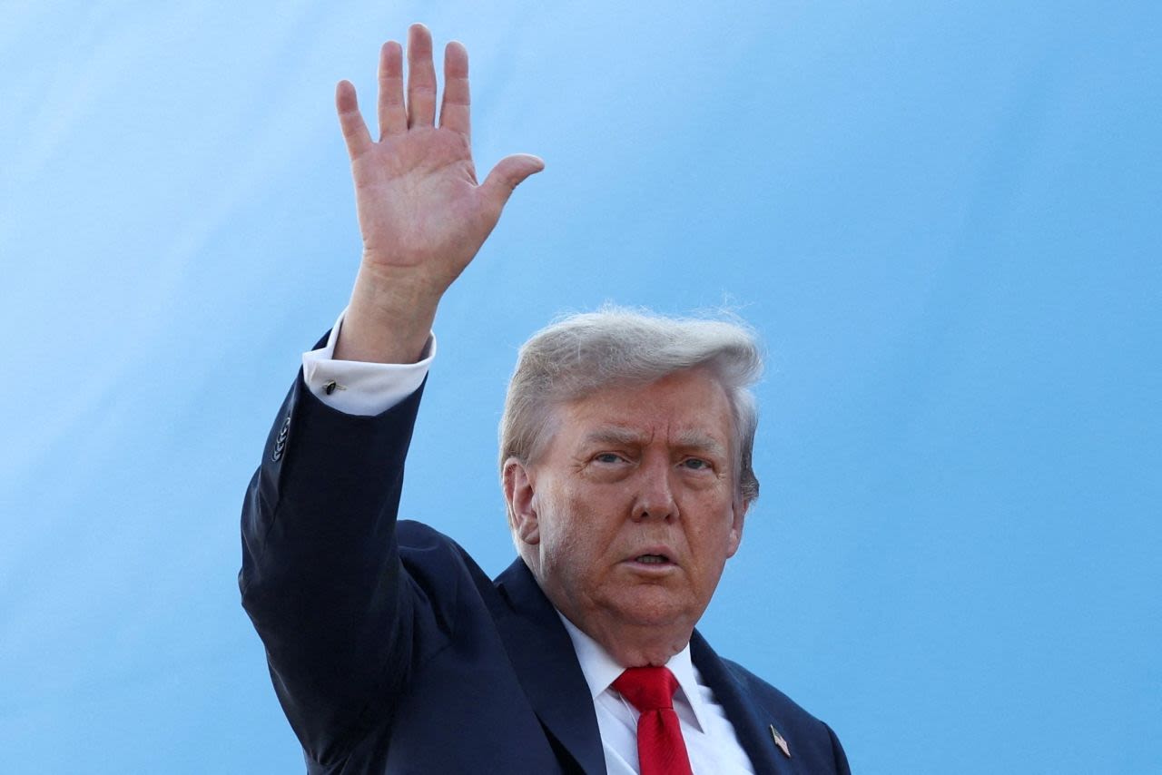 El presidente Donald Trump aborda el Air Force One en la Base Conjunta Andrews, Maryland, antes de partir hacia Alaska para reunirse con el presidente ruso, Vladimir Putin, el viernes.