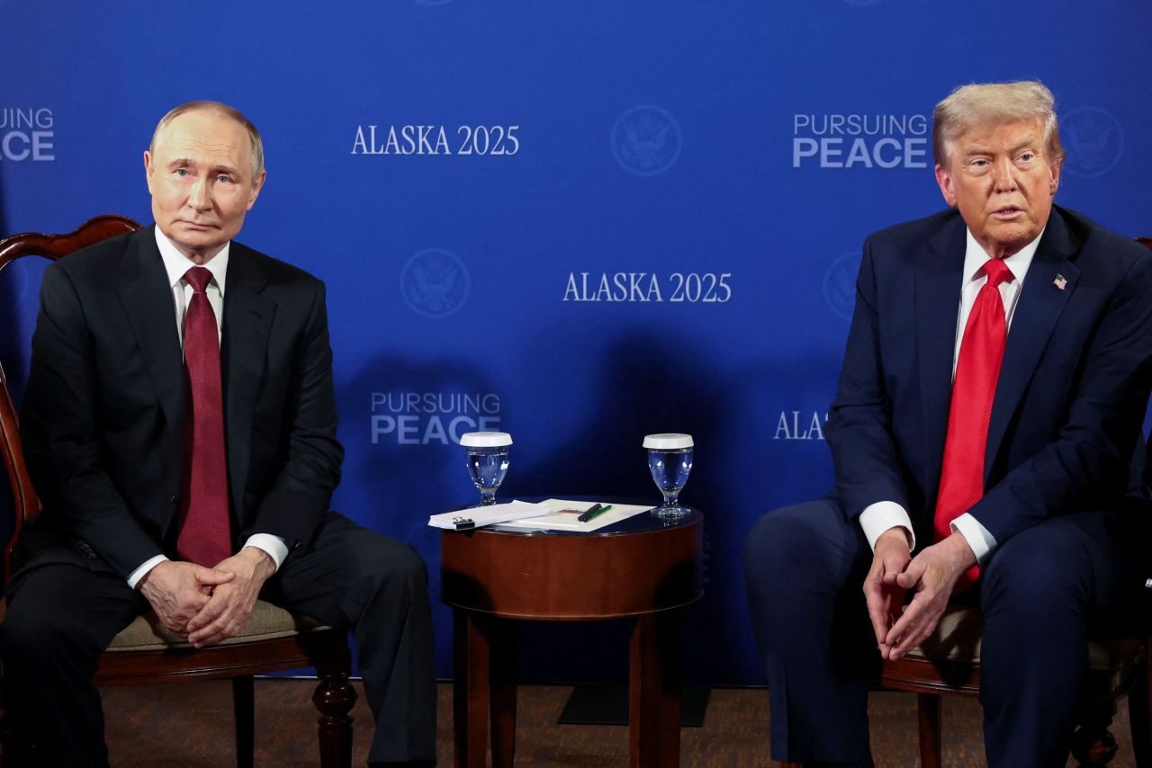 El presidente de EE.UU., Donald Trump, y el secretario de Estado Marco Rubio se reúnen con el presidente de Rusia, Vladimir Putin, para negociar el fin de la guerra en Ucrania, en Anchorage, Alaska, EE. UU., el 15 de agosto de 2025. REUTERS/Kevin Lamarque