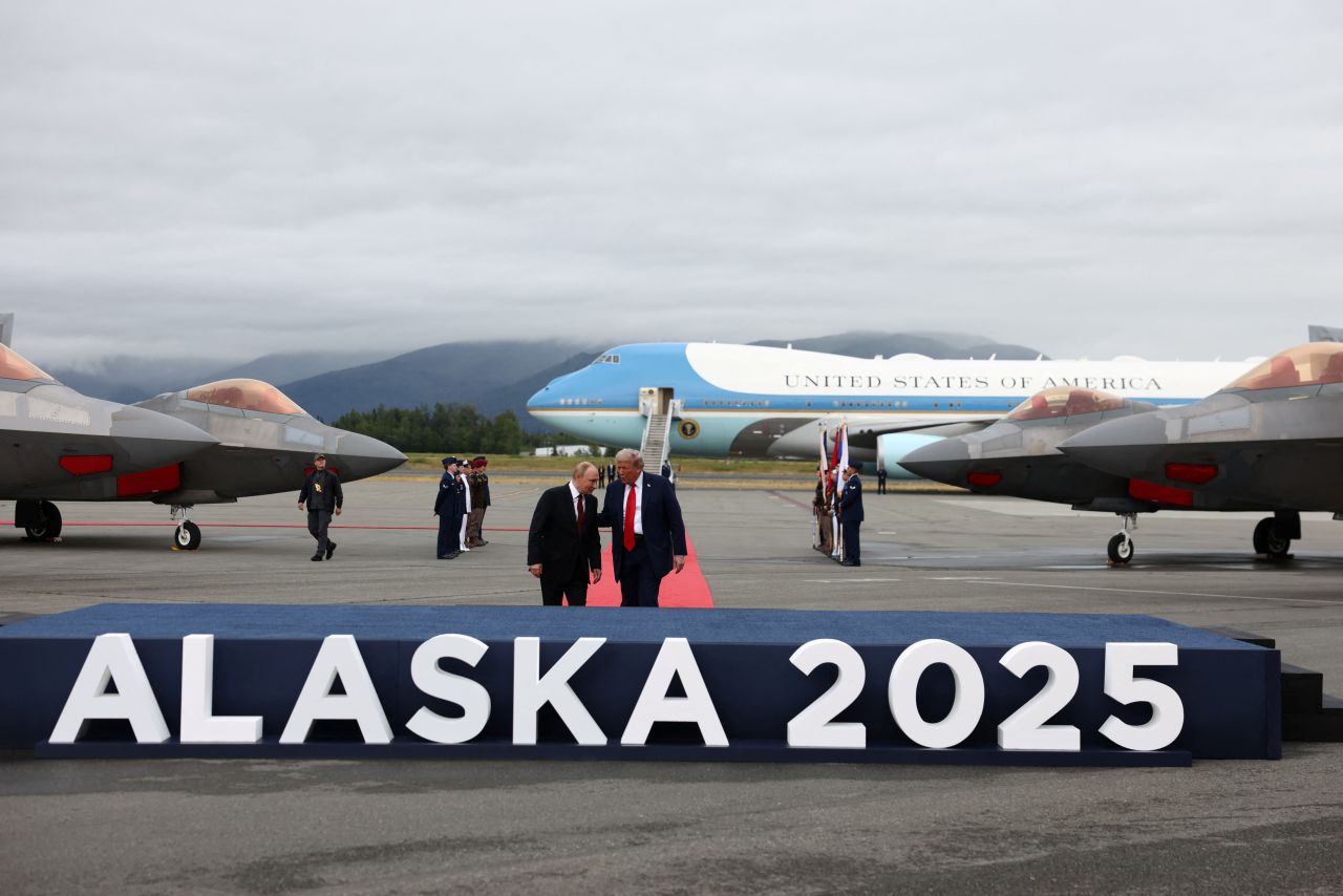 El presidente de Estados Unidos, Donald Trump, camina con el presidente de Rusia, Vladimir Putin, mientras se reúnen para negociar el fin de la guerra en Ucrania, en la Base Conjunta Elmendorf-Richardson en Anchorage, Alaska, EE. UU., el 15 de agosto de 2025.