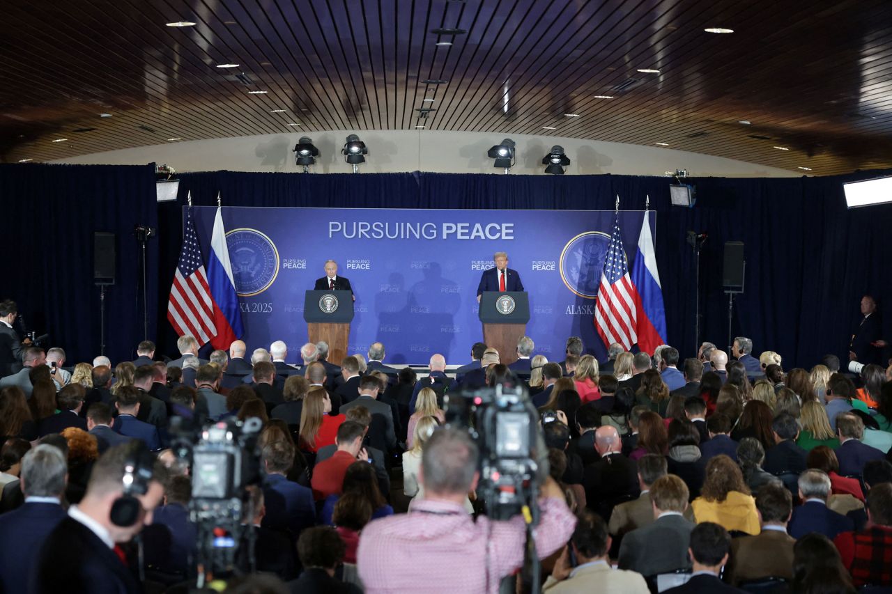 ABD Başkanı Donald Trump ile Rusya Devlet Başkanı Vladimir Putin basın toplantısı düzenliyor.