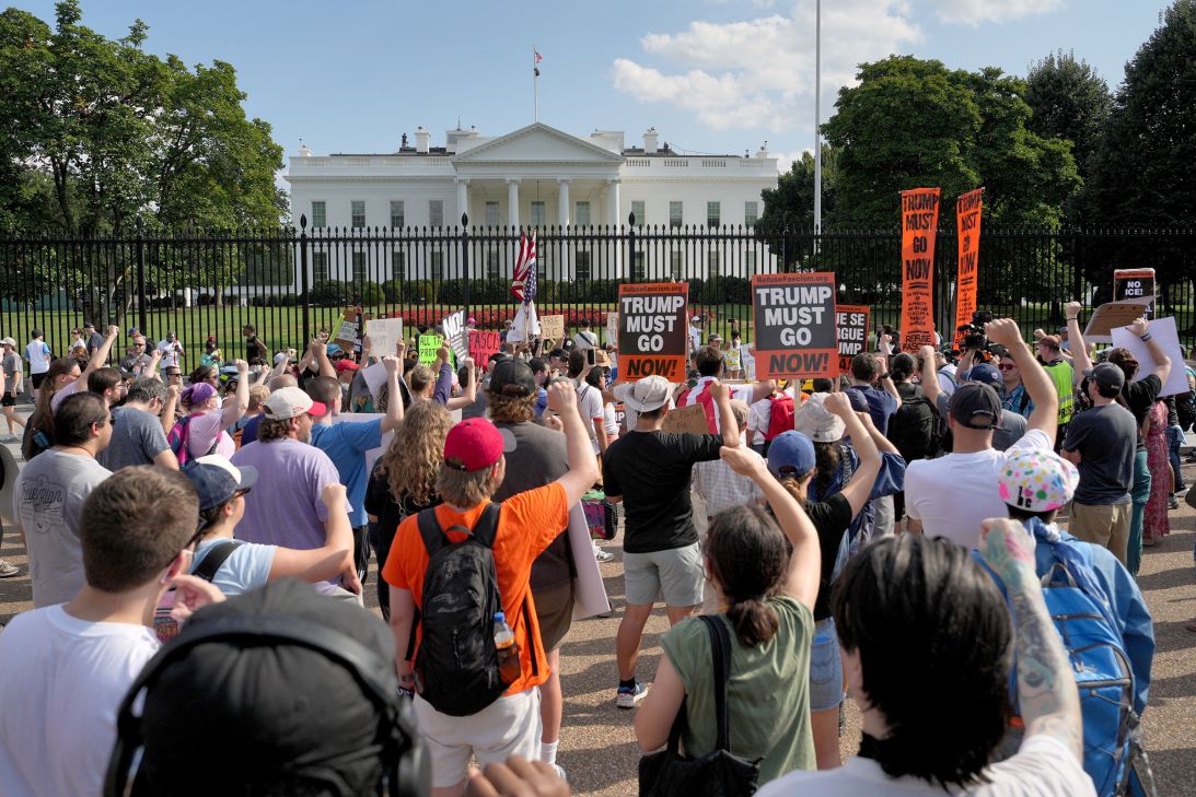 La gente protestará por el despliegue de la Guardia Nacional y la policía federal en Washington, D.C. frente a la Casa Blanca el 16 de agosto.