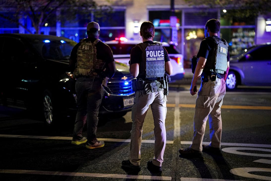 Membros do Federal Bureau of Investigation e policiais federais observam durante uma abordagem policial em Washington, DC, em 17 de agosto.