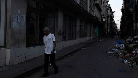 Un jubilado de 78 años camina en La Habana, el 21 de agosto.