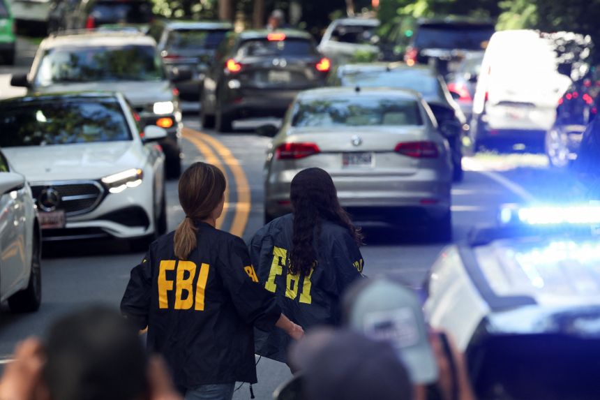 Los miembros del FBI saldrán de la casa del ex asesor de seguridad nacional de la Casa Blanca John Bolton en Bethesda, Maryland, el 22 de agosto.