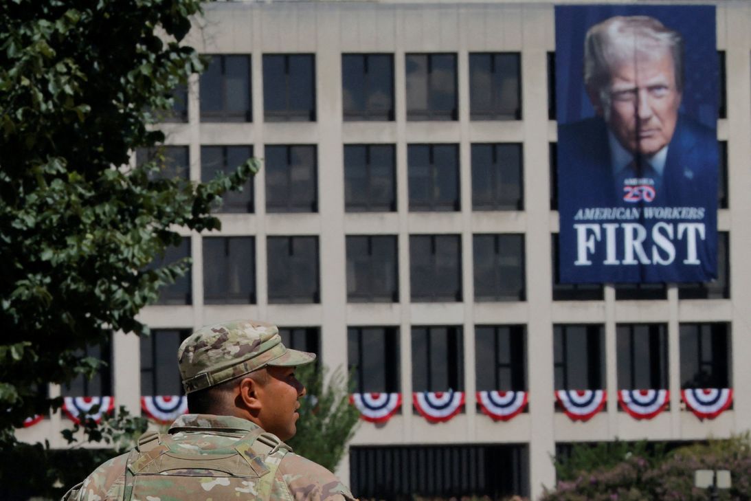 Los miembros de la Guardia Nacional patrullarán el centro comercial nacional el miércoles, la bandera del ex presidente Donald Trump que cuelga de la Oficina Laboral.