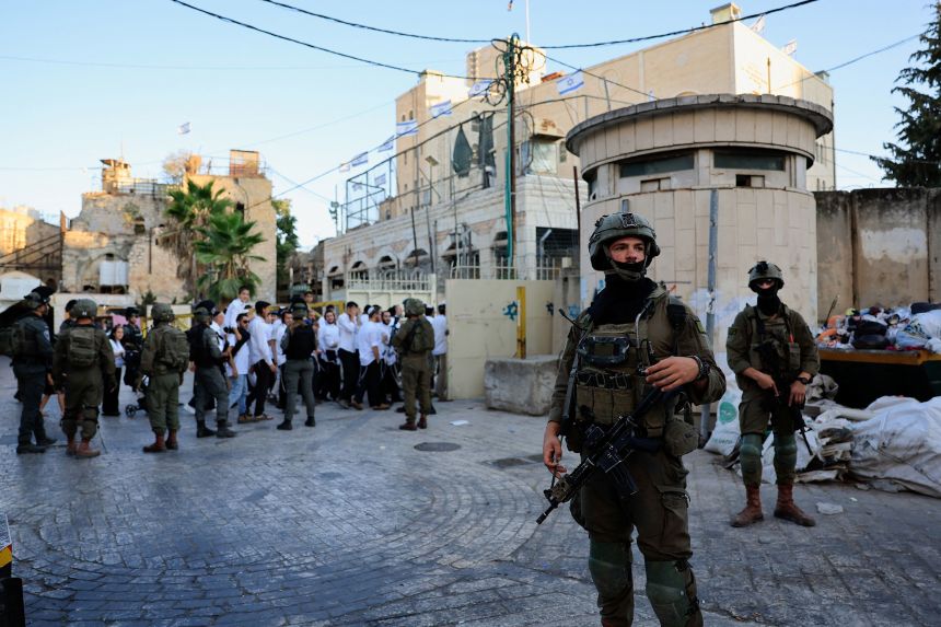 Israeli forces will defend their guard during their weekly settlers tour at Hebron, held on August 30th on the West Bank of Israeli tribes.