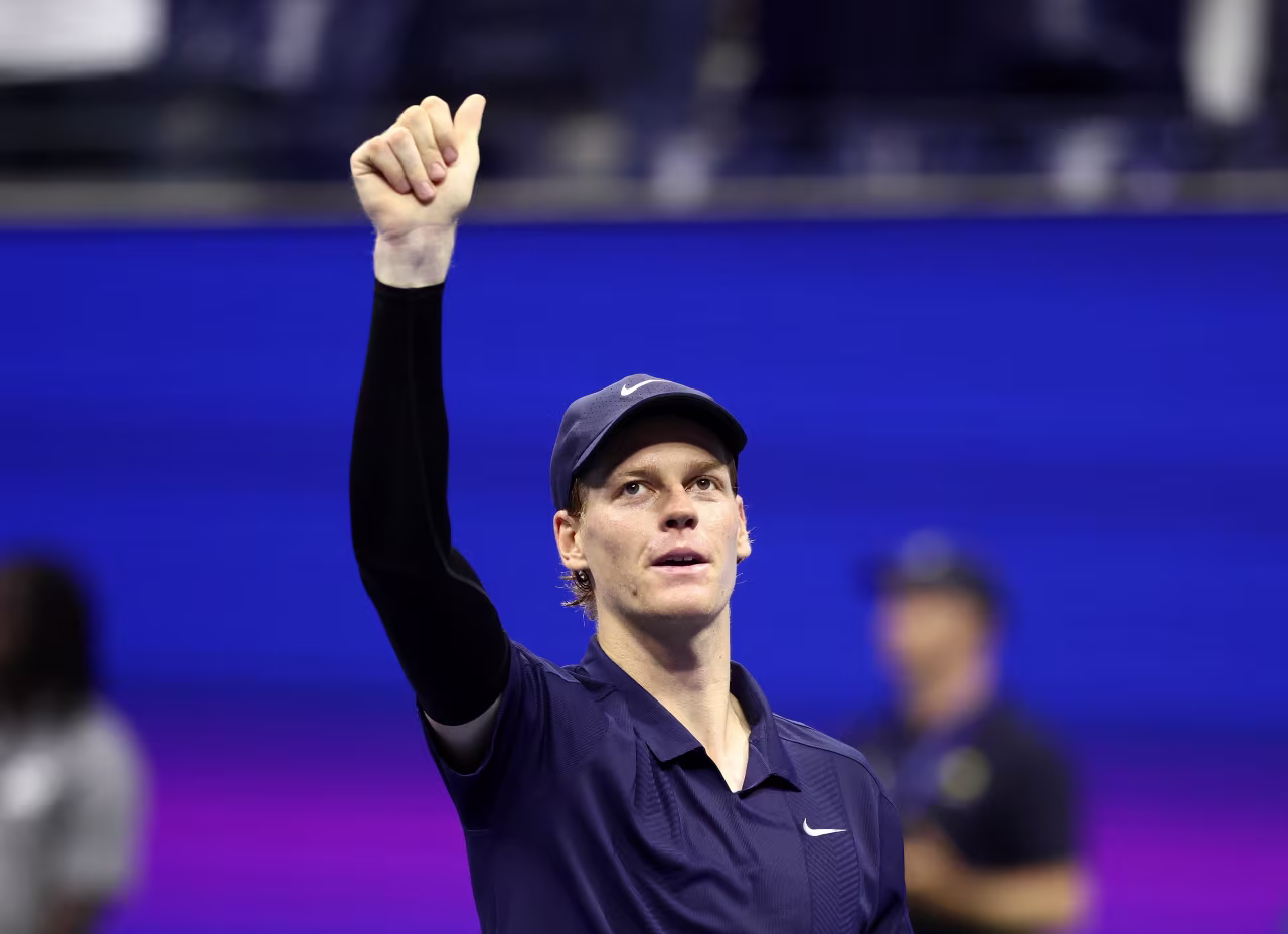 Jannik Sinner waves after defeating Félix Auger-Aliassime.