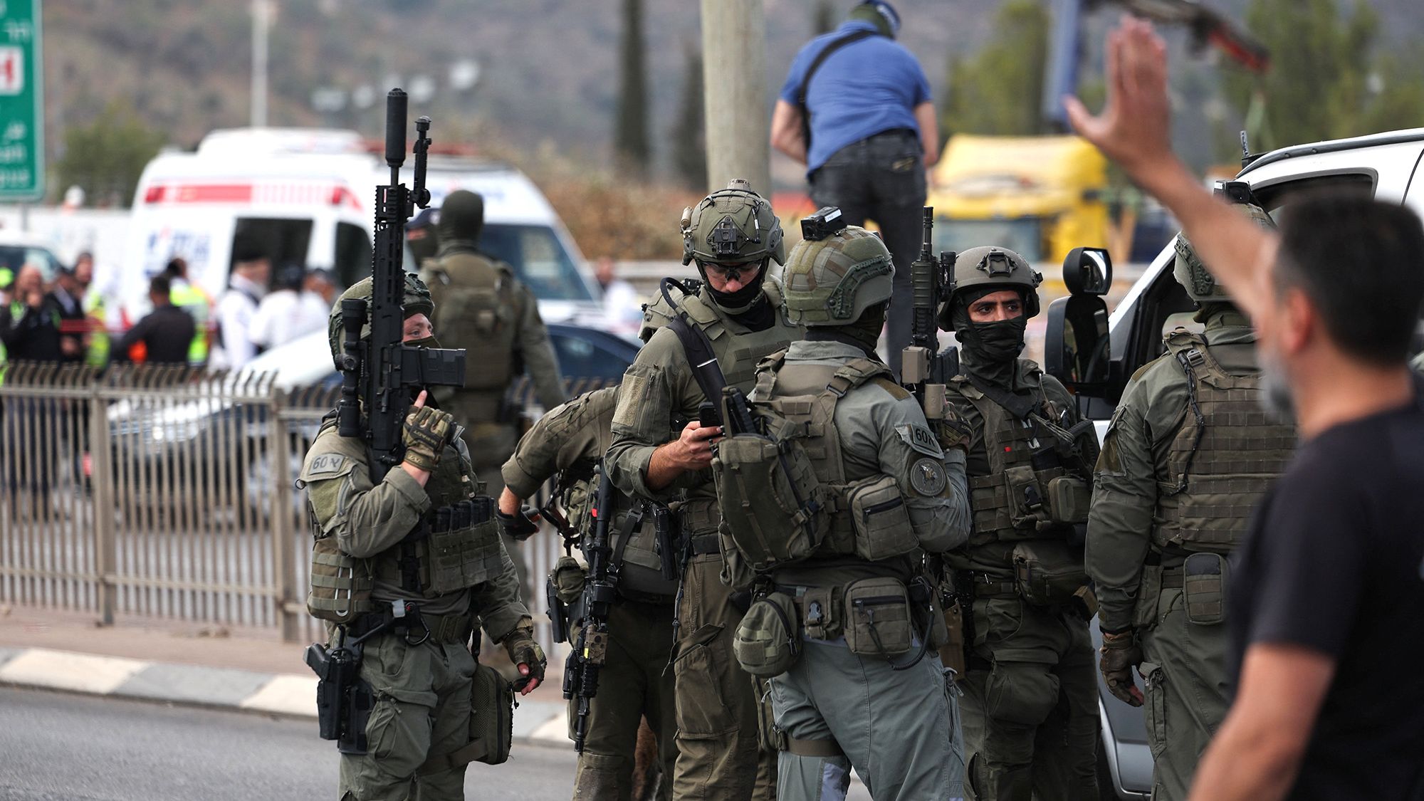 Israeli security forces members stand as they work at the scene at the scene where a suspected shooting attack took place at the outskirts of Jerusalem September 8, 2025 REUTERS/Ronen Zvulun