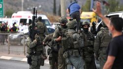 Israeli security forces members stand as they work at the scene at the scene where a suspected shooting attack took place at the outskirts of Jerusalem September 8, 2025 REUTERS/Ronen Zvulun