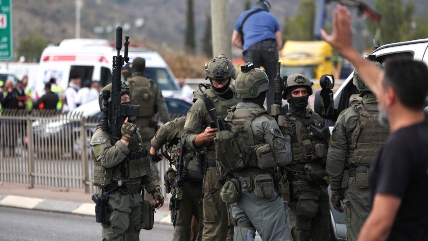 Israeli security forces members stand as they work at the scene at the scene where a suspected shooting attack took place at the outskirts of Jerusalem September 8, 2025 REUTERS/Ronen Zvulun