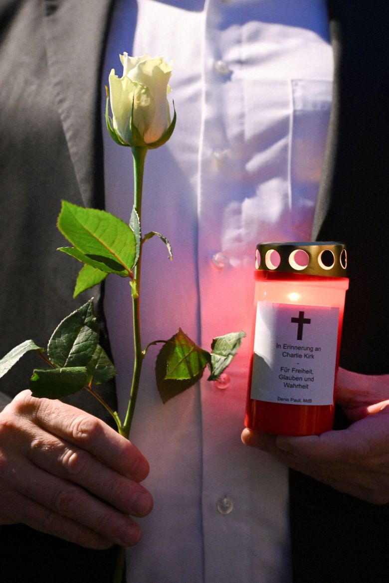 Durante una estancia durante toda la noche en Berlín, Alemania, el jueves, el hombre tiene rosas y velas.