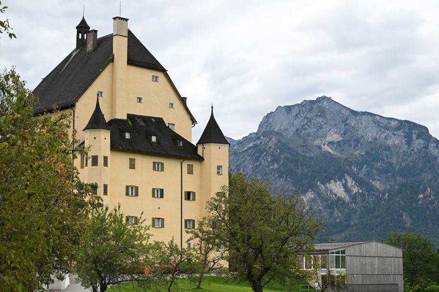The convent is situated near Salzburg.