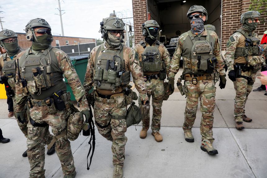 Los inmigrantes y los agentes de la aduana se convertirán en guardias de seguridad mientras protestan fuera de las instalaciones de hielo en Broadview, Illinois, el 12 de septiembre.
