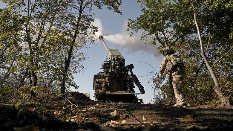 A service member of the 44th Separate Artillery Brigade, named after Hetman Danylo Apostol, fires a Bohdana self-propelled howitzer towards Russian troops at a position in a front line, amid Russia's attack on Ukraine, in the Zaporizhzhia region, Ukraine, September 13, 2025.  REUTERS/Stringer