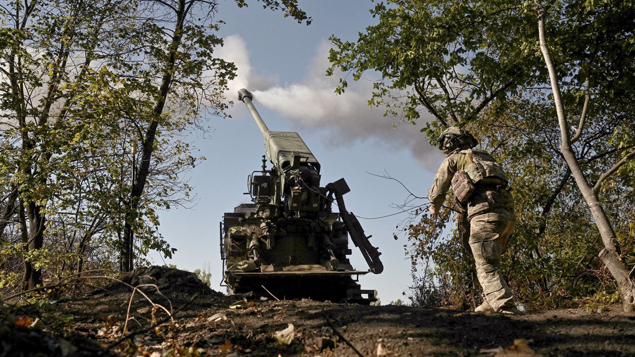 A service member of the 44th Separate Artillery Brigade, named after Hetman Danylo Apostol, fires a Bohdana self-propelled howitzer towards Russian troops at a position in a front line, amid Russia's attack on Ukraine, in the Zaporizhzhia region, Ukraine, September 13, 2025.  REUTERS/Stringer