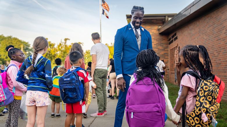 Des Moines Public Schools Superintendent Ian Roberts talks with students before the first day of school at Samuelson Elementary in Des Moines, Iowa, U.S., August 23, 2023. 
Zach Boyden-Holmes/The Register/USA TODAY NETWORK via REUTERS

THIS IMAGE HAS BEEN SUPPLIED BY A THIRD PARTY
MANDATORY CREDIT
NO RESALES. NO ARCHIVES