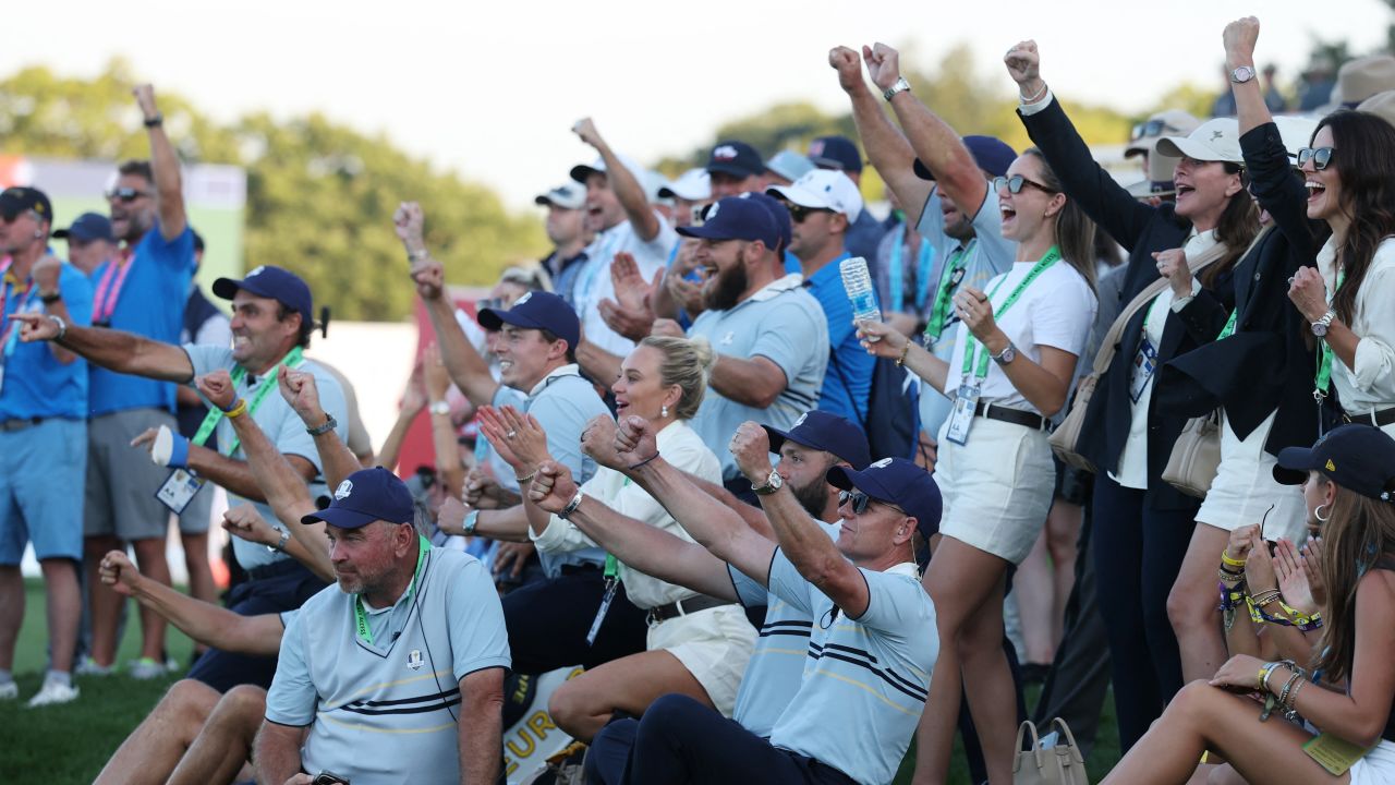 Golf - The 2025 Ryder Cup - Bethpage Black Golf Course, Farmingdale, New York, United States - September 26, 2025  Team Europe captain Luke Donald and players celebrate after Team Europe's Tommy Fleetwood and Team Europe's Justin Rose win their match on the 18th hole during the four-balls REUTERS/Paul Childs