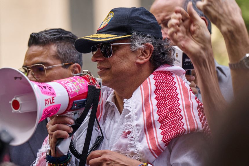 Le président colombien Gustavo Petro s'adresse aux manifestants pro-palestiniens devant le siège de l'ONU à New York, le 26 septembre 2025.