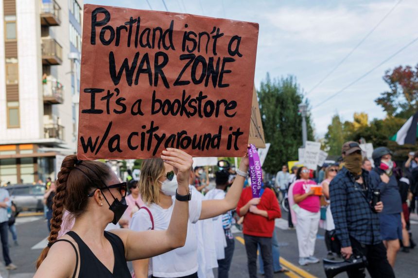 Un manifestante sostiene una pancarta mientras una protesta contra el Servicio de Inmigración y Control de Aduanas (ICE) reúne a cientos de personas en la sede de ICE en Portland, Oregon, el 28 de septiembre.