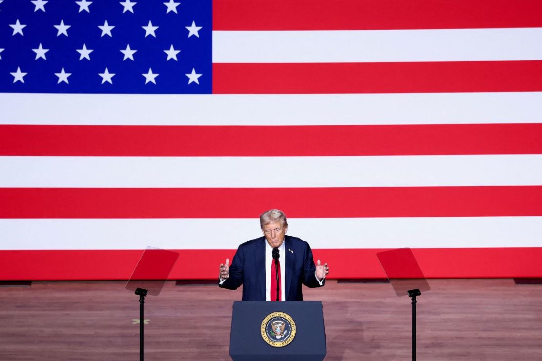 El presidente Donald Trump habla durante una reunión de altos mandos militares el lunes.