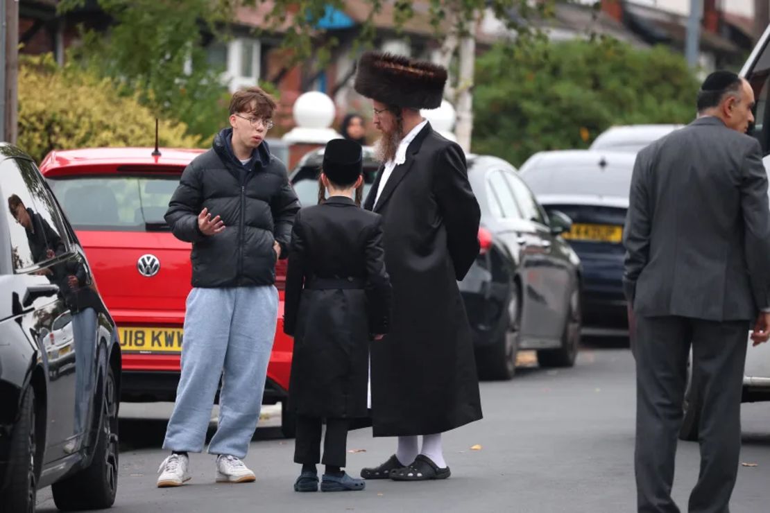 Fieles se reúnen cerca de la Sinagoga de la Congregación Hebrea de Heaton Park, en el norte de Inglaterra, tras un atropello con coche y apuñalamiento en el día más sagrado del calendario judío.